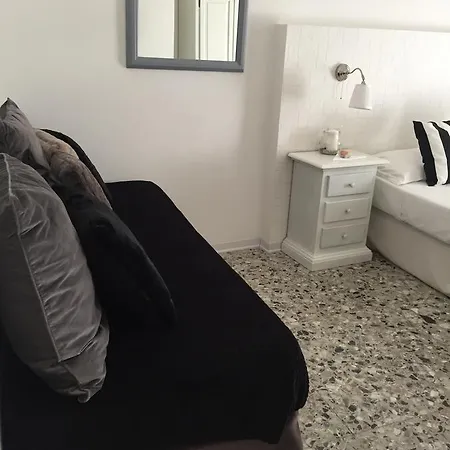 Chiaia House Bed & Breakfast 3*